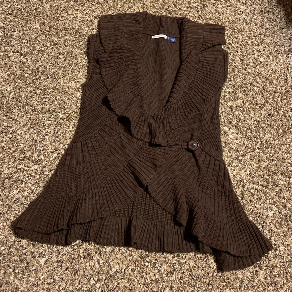 Brown sweater vest with ruffle